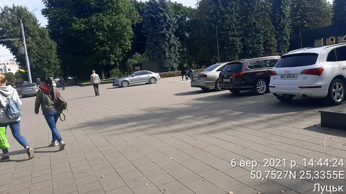 Біля меморіалу «Вічна слава» планують встановити обмежувачі паркування (фото)