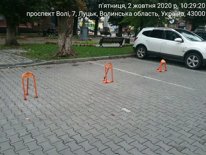 На проспекті Волі в Луцьку без дозволу встановили обмежувачі (фото)