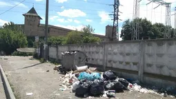 Свинство на фоні замку: біля ринку в Луцьку – гори сміття (фото) 