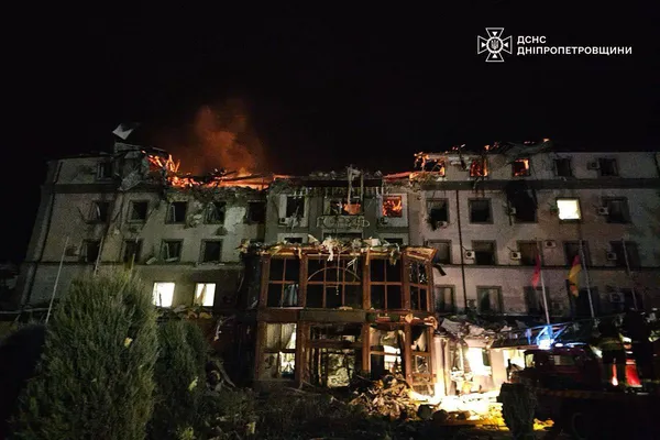 Під завалами люди: російська ракета рознесла готель в Кривому Розі (фото)