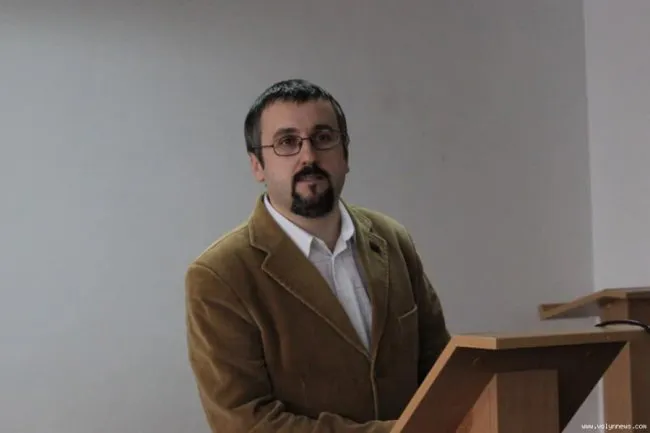 Пари без спідниці, хабарі й вечірки: викладачі ВНУ зізналися у своїх студентських «грішках»