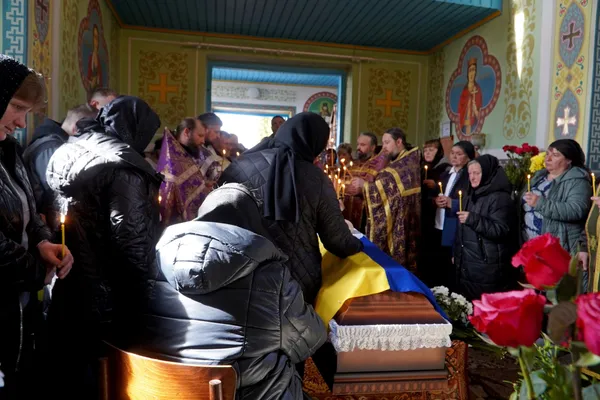 Дві громади у жалобі: на Волині провели в останню путь 34-річного воїна Михайла Чикирду (фото)