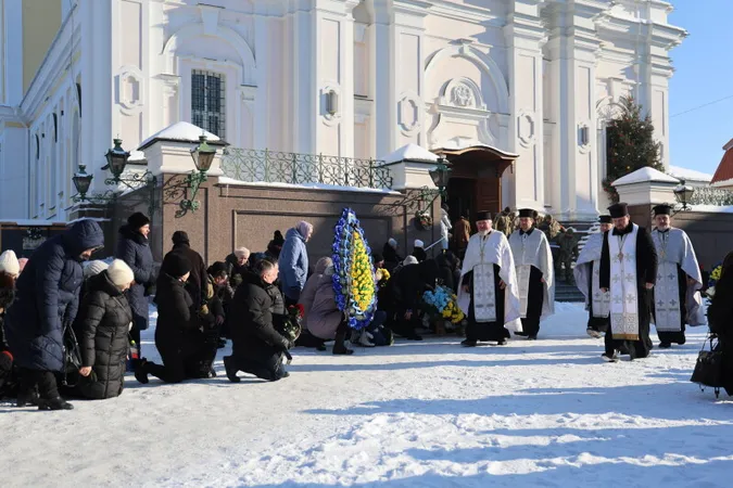 Луцьк навколішки попрощався з загиблим на Харківщині захисником Іваном Прокопцем