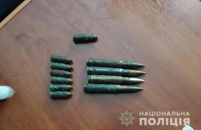 Волинянин зберігав вдома пів кіло «травки» та іржаві набої (фото)