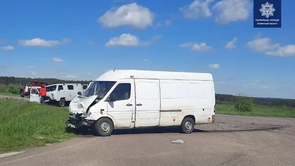 Mercedes не пропустив «УАЗ»: на Волині – аварія (фото)