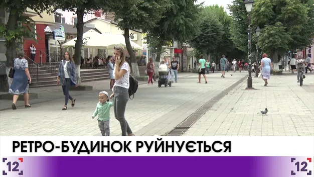 У Луцьку руйнується старий будинок (відео)