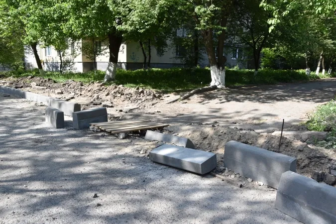 У Луцьку ремонтують двори за новою технологією (фото)