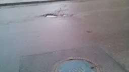 У Луцьку лататимуть яму, яка руйнує будинок (фото)