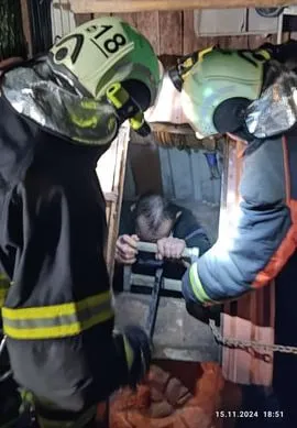 На Волині рятувальники діставали із криниці чоловіка (фото)