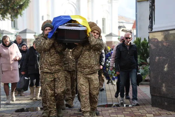 У Луцьку провели в останню дорогу полеглого нацгвардійця Анатолія Кравчука (фото)