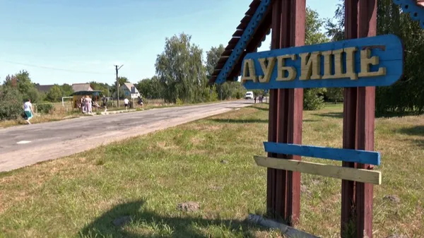 Заливають бетоном: у селищі на Волині люди самотужки латають ями на дорогах
