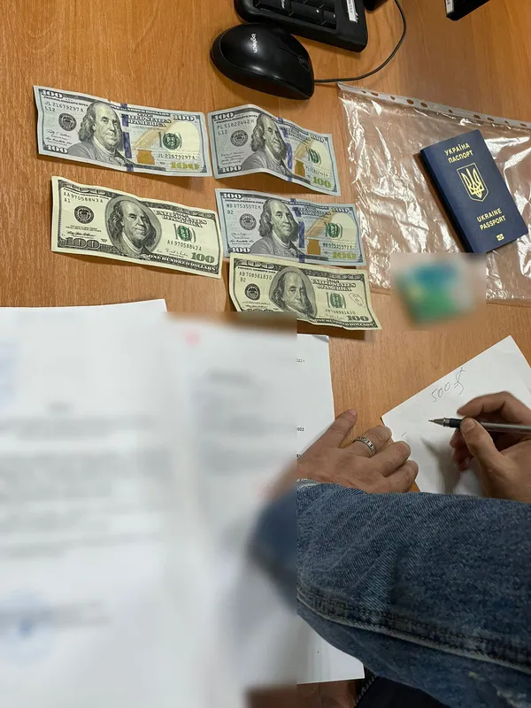 В «Устилузі» чоловік давав прикордоннику 500 доларів, щоб виїхати з України (фото, відео)