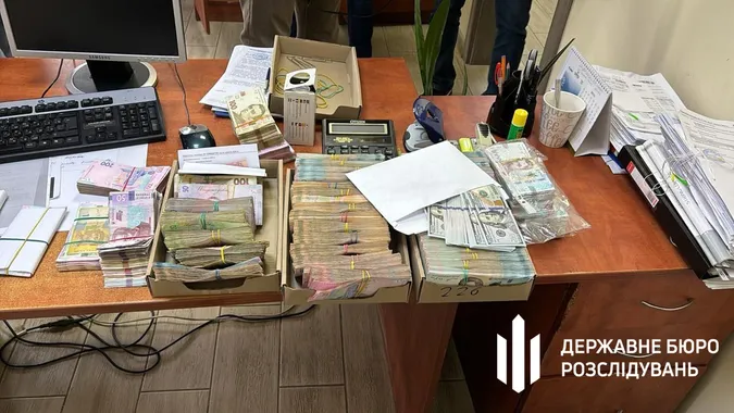 У ліжку з мільйонами: на Хмельниччині викрили багатіїв-посадовців (фото, відео)