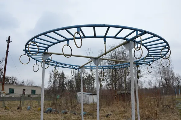 Поруч із спорткомплексом є майданчик 