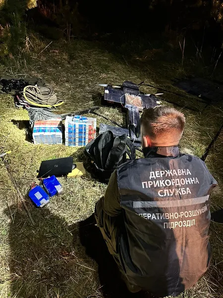 На Волині троє молодиків переправляли дроном сигарети до Польщі (фото)
