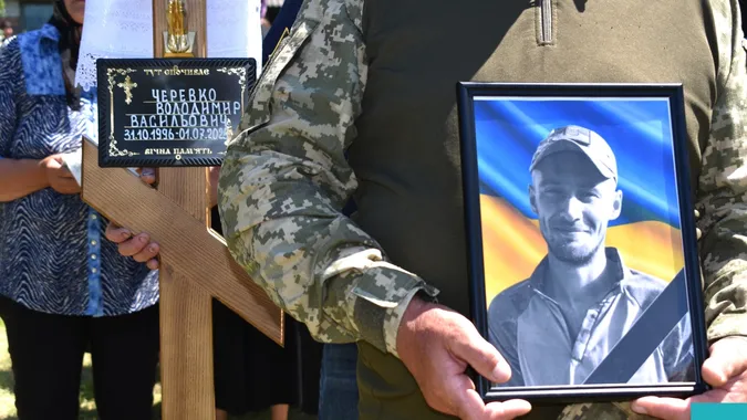 Замість весільного – коровай на похороні: на Волині попрощалися з воїном Володимиром Черевком (фото, відео)
