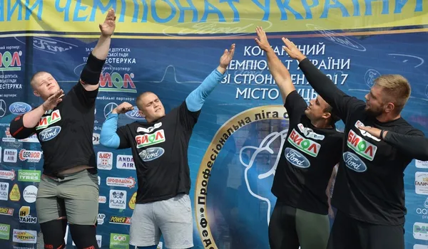 І в позу Арнольда вставали