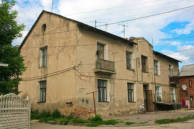 Туристи ходять розбитою дорогою: у Луцьку просять облаштувати вулицю біля історичної пам'ятки