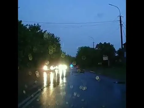 У Луцьку в автомобіля на ходу відлетіло колесо (відео)