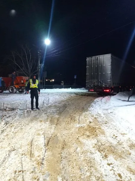 На Волині поліцейські допомогли тим, хто потрапив у скруту через негоду (фото)