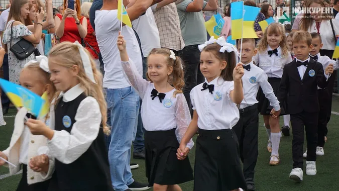 Як відзначили перший дзвоник у Луцькому ліцеї №9 (фото)