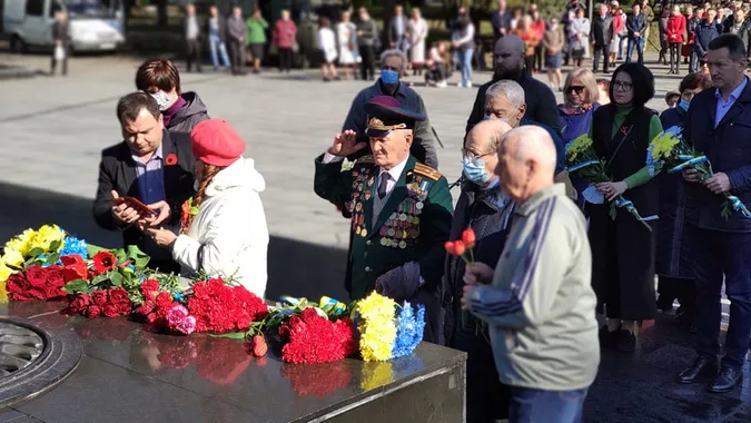 Квіти, пісні та ветерани: у Луцьку відзначили День перемоги (фото)