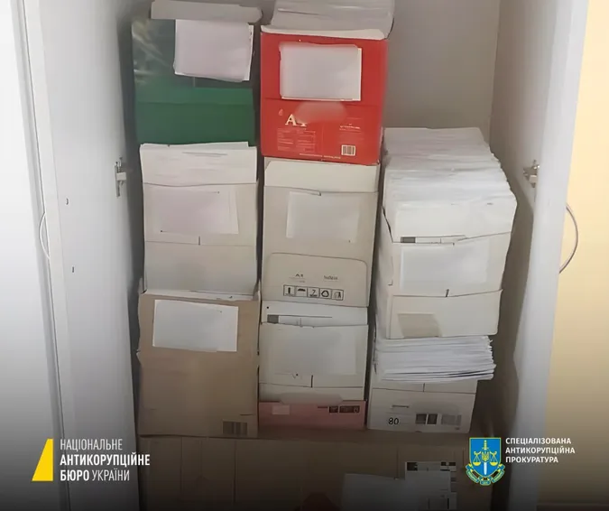 Яйця втридорога, лосось – за копійки: НАБУ виявило схему завищених харчових закупівель в МОУ