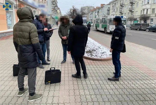 Обличчями в асфальт: кого затримали у центрі Луцька (фото)