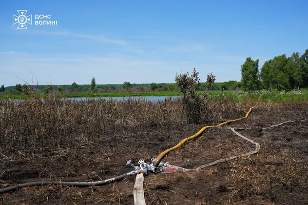 Боротьба зі стихією: на Волині рятувальники дев'ять днів гасять пожежу (фото)
