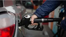 Повідомили, коли на українських АЗС зникнуть обмеження на продаж пального (відео)