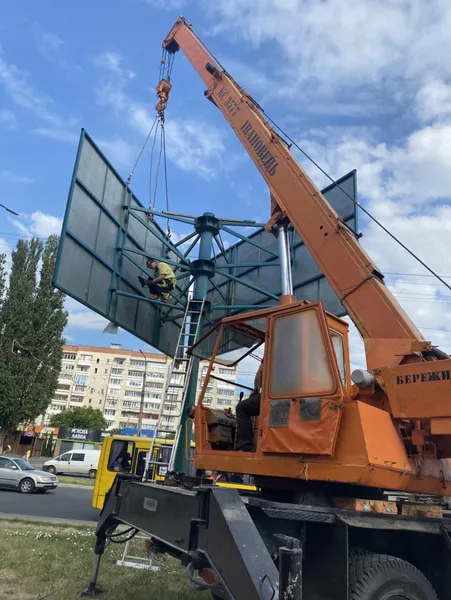 У Луцьку чистять від «візуального сміття» проспект Соборності (фото, відео)