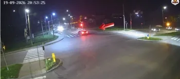 Проігнорував червоний: у Луцьку водій Tesla небезпечно пролетів залізничний переїзд (відео)