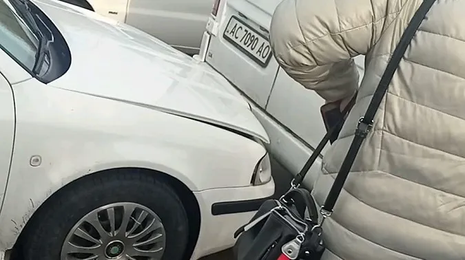 Рух ускладнений: у Луцьку на мості зіткнулися легковик і бус (відео)
