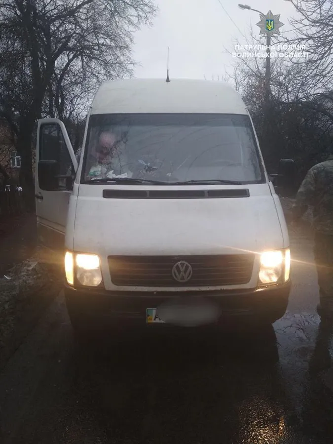 Передноворічний настрій: у Луцьку патрульні зупинили п’яного водія мікроавтобуса (фото)