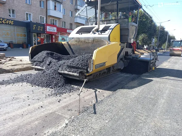 Асфальт та трохи хаосу: що коїться на проспекті Волі у Луцьку (фото, відео)