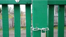 Лучанин через паркан сусідів не може потрапити додому