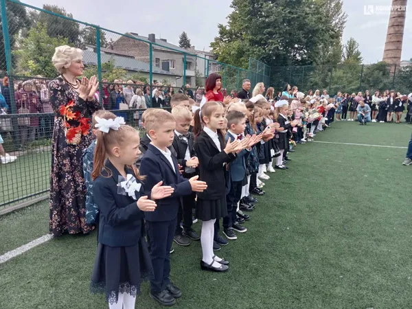 Веселі і сумні: святкування першого дзвоника у луцькій школі №9 (фото)