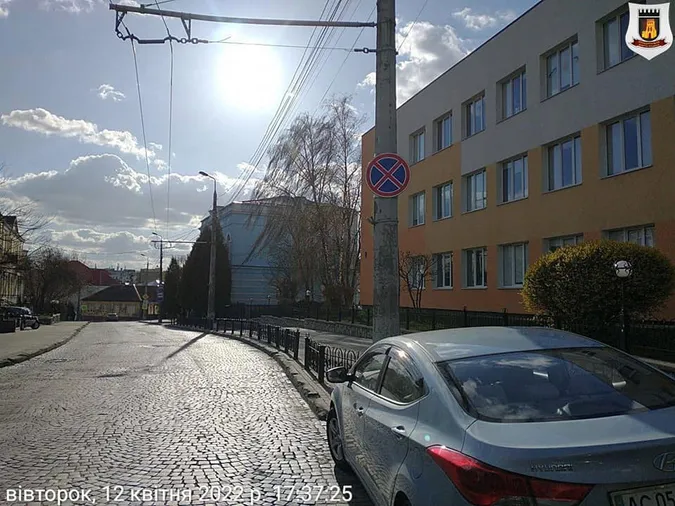 Зупинка заборонена: водіям нагадають про знаки на Богдана Хмельницького  (фото)