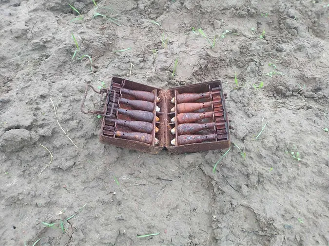 Орали поле: на Волині знайшли 11 боєприпасів часів Другої світової війни (фото)