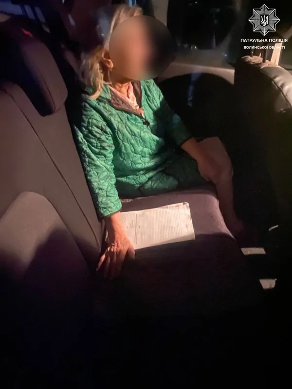 Без верхнього одягу та взуття: у Луцьку патрульні повернули додому літню жінку (фото)