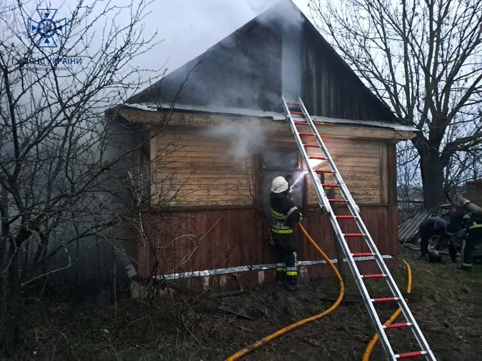 Докурилася: у Луцьку жінка отримала опіки під час пожежі (фото)