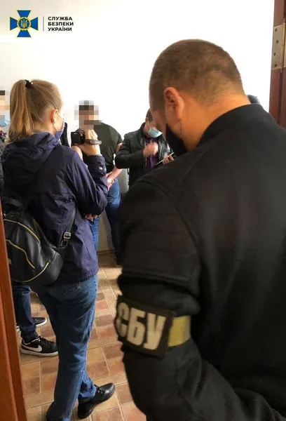 Крали гроші з банківських карток: у центрі Луцька «накрили» шахрайський call-центр (фото)