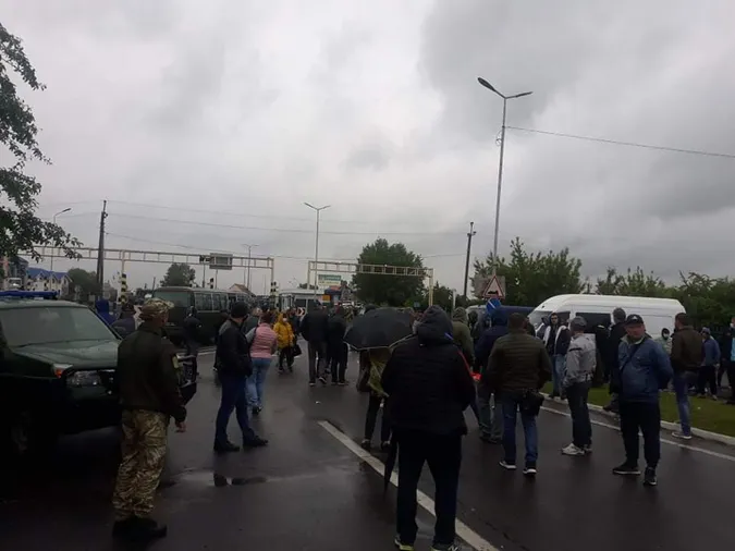 Водії заблокували пункт пропуску на кордоні з Угорщиною (відео, оновлено)