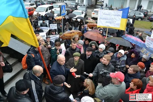 Волинські освітяни мітингували під обласною держадміністрацією