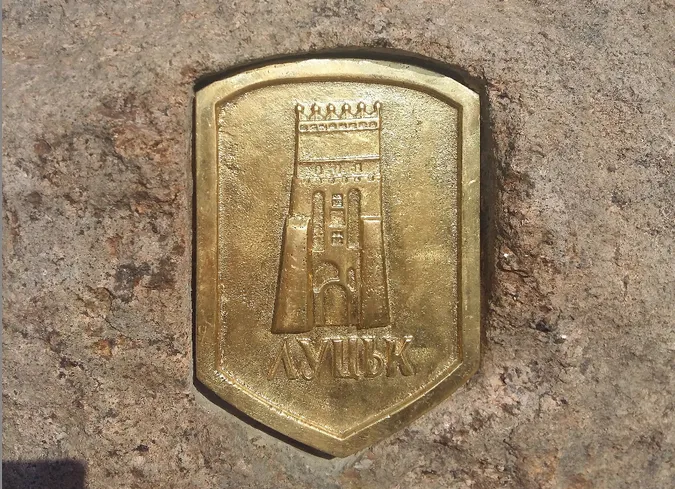 На центральній вулиці Луцька з'явився камінь–границя міста (фото)