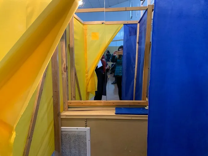 На Волині – недоступні приміщення та черги до дільниць (фото, відео)