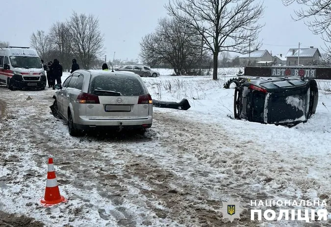 Авто у кюветі, семеро травмованих: волиняни потрапили у ДТП на Львівщині (фото)
