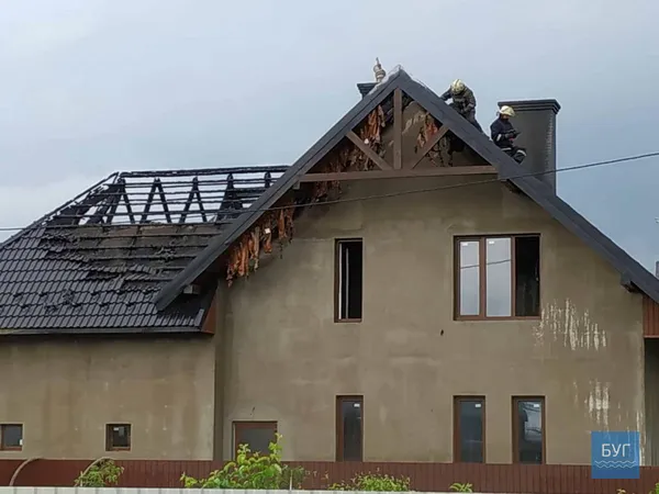 У Нововолинську після блискавки запалав дах будинку (фото, відео)