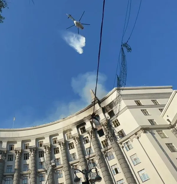 Вперше пошкоджена будівля уряду: росіяни масовано атакували Україну (фото)