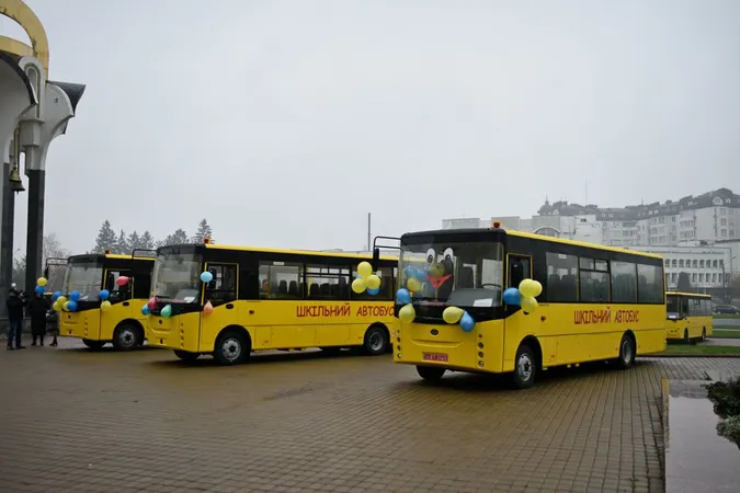17 шкіл Волині отримали новенькі шкільні автобуси (фото)
